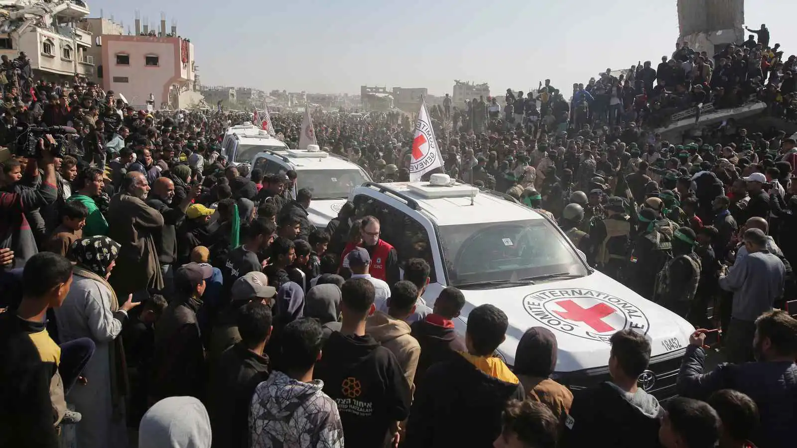 وحدة خاصة ومدرعات.. إسرائيل تستعد لـ"فخاخ" عملية تسلم الرهائن