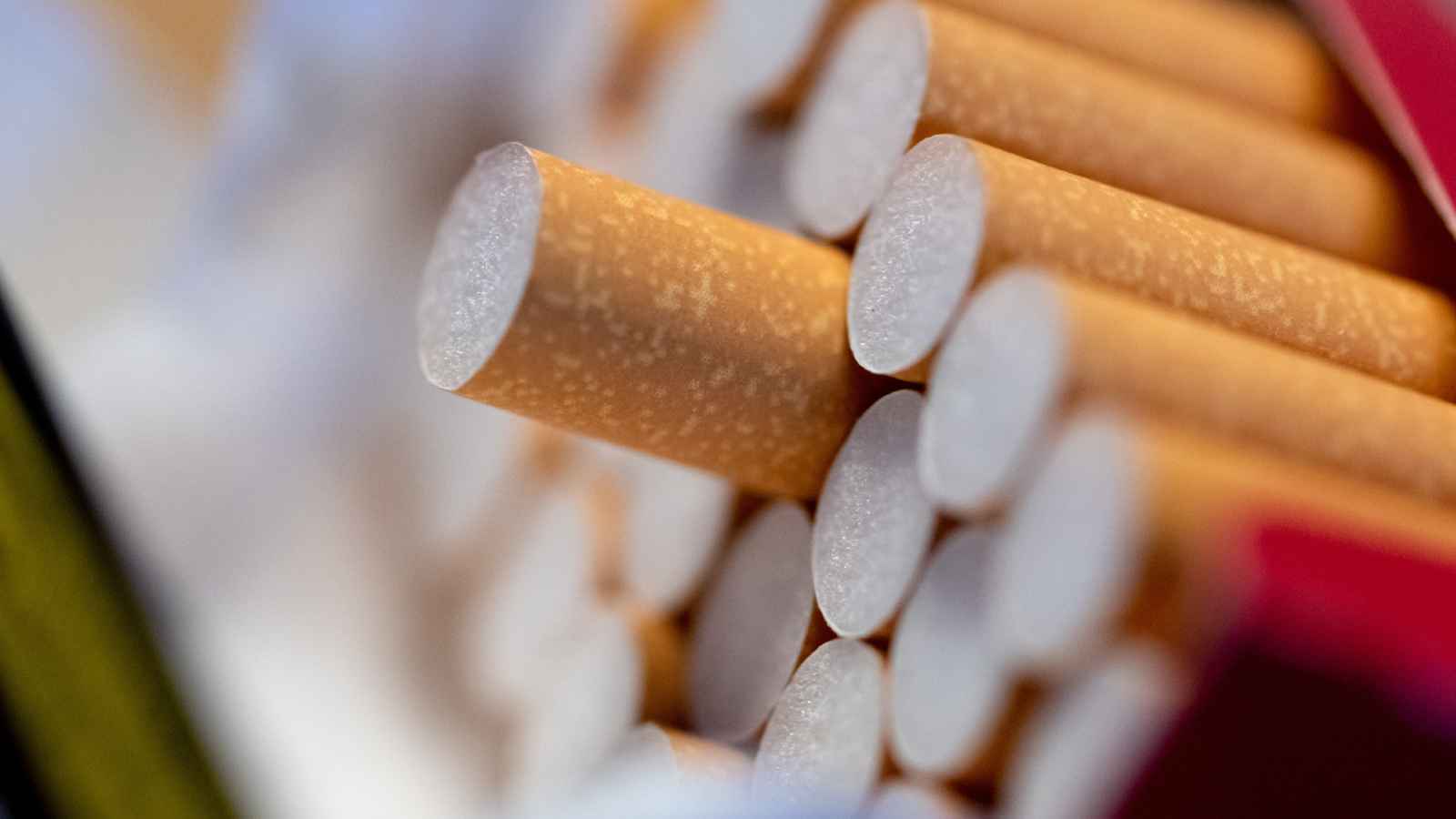 السعودية.. باب صغير يقود إلى ضبط 6 مصانع سرية للسجائر (فيديو)‎