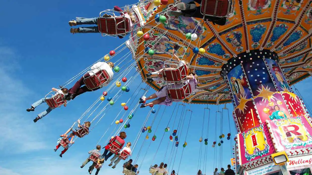 الهند.. سقوط مفاجئ للعبة ملاهٍ يُصيب 4 أشخاص بجروح (فيديو)