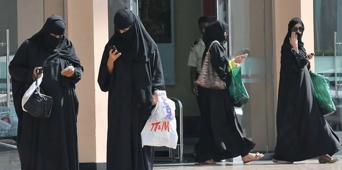 كيف ينظر المجتمع السعودي إلى تصرفات نجمات "السوشيال ميديا"؟