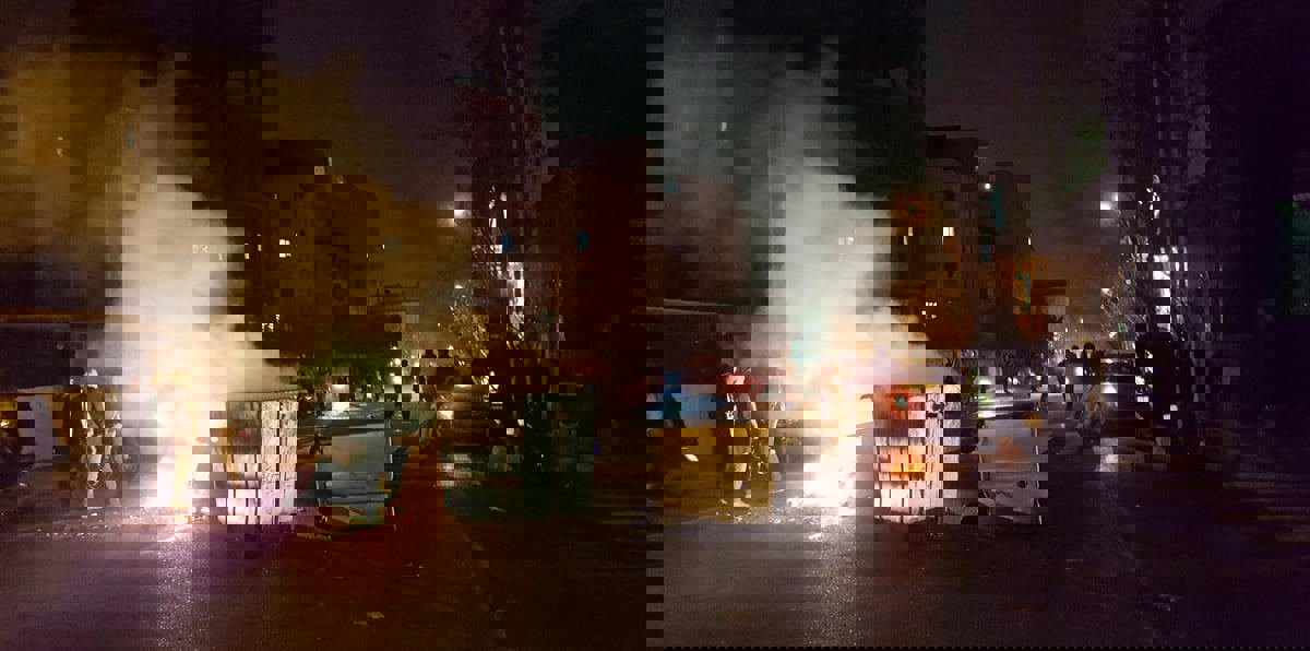 إيران.. محتجون يحرقون مكتب ممثل خامنئي