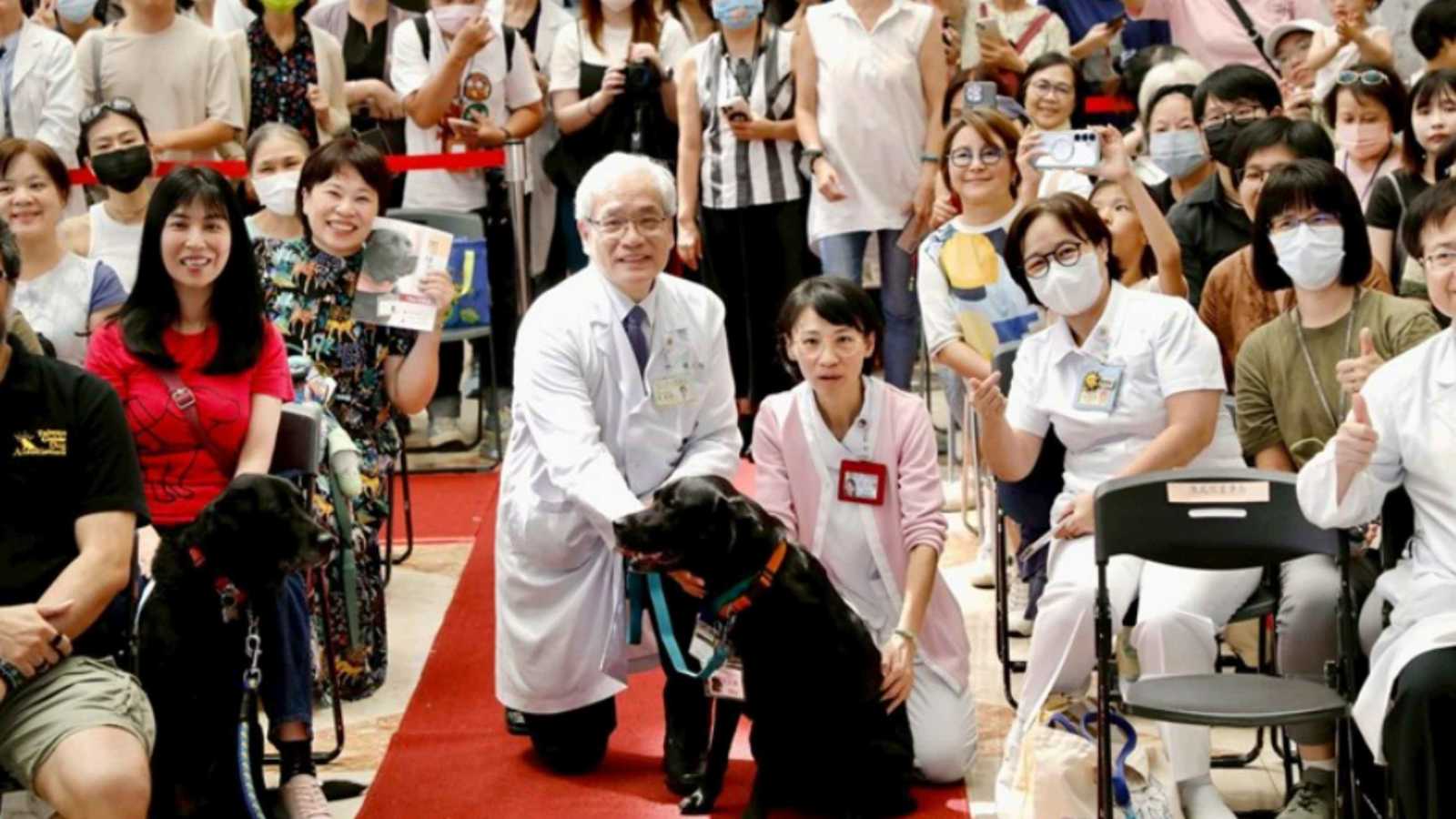 تايوان تكرم "كلبا" بميدالية وحفل تقاعد