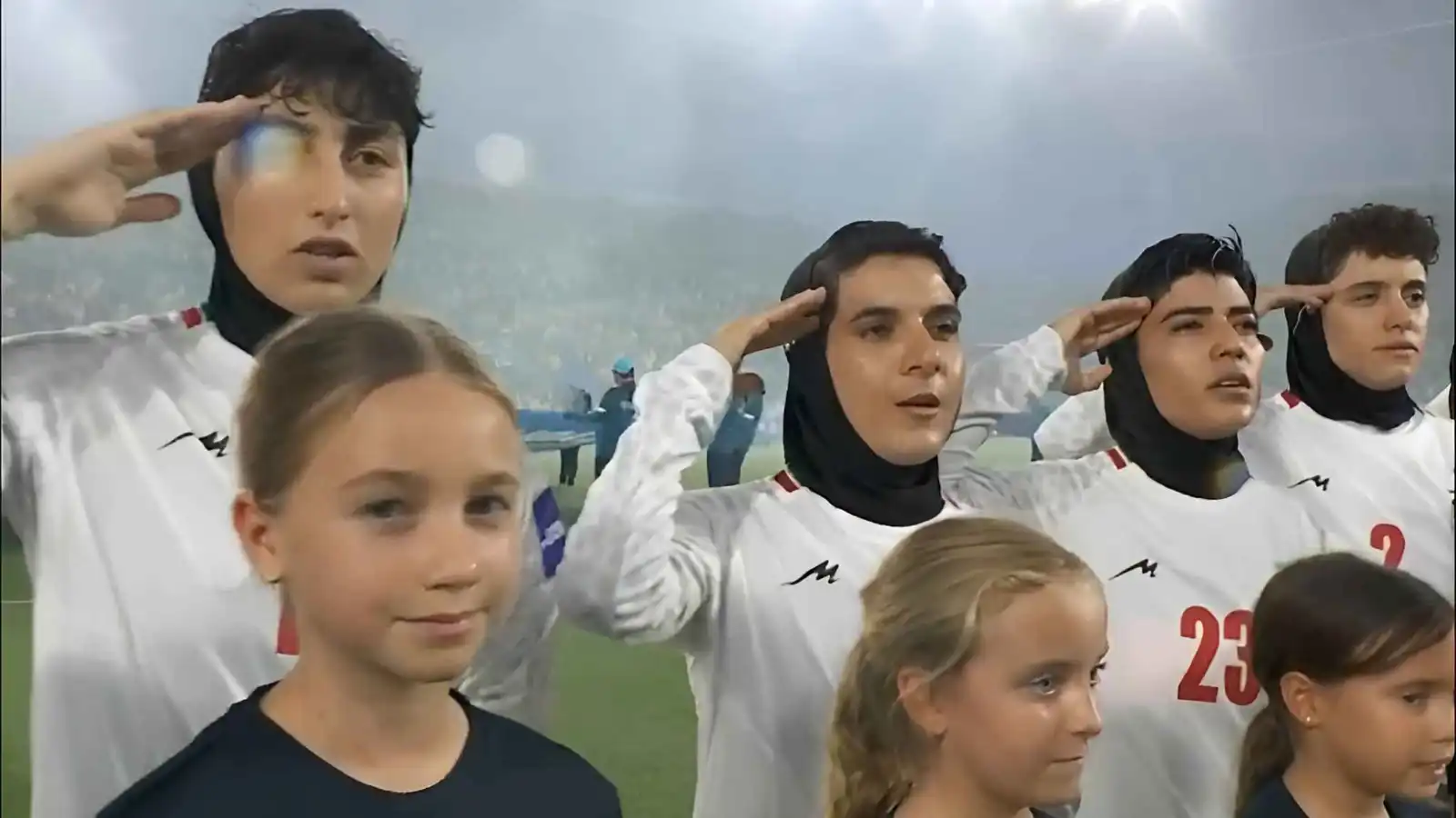 بعد تهديد متلفز.. لاعبات إيران يرفعن التحية العسكرية للنشيد (فيديو)