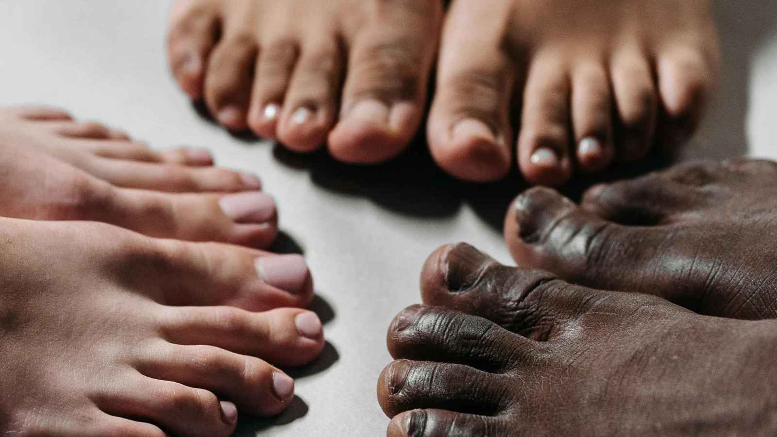 مخاطر صحية مرتبطة بالمشي "حافي القدمين"