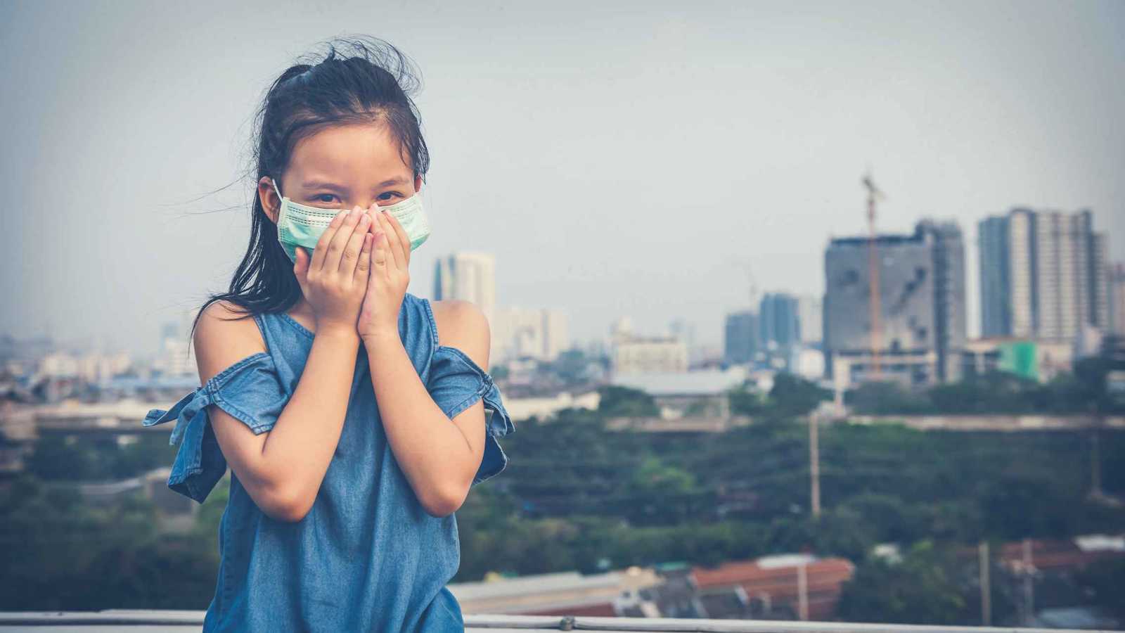 كيف يؤثر تلوث الهواء في بصر الأطفال؟