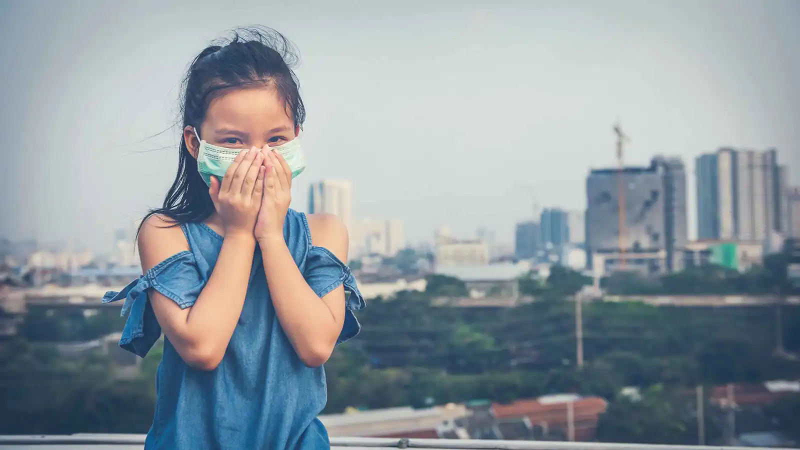 كيف يؤثر تلوث الهواء في بصر الأطفال؟