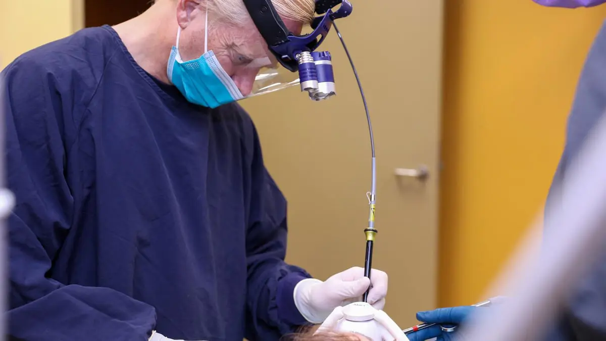 تقنية تمنع العدوى الميكروبية بعد جراحة الزراعة في الجسم