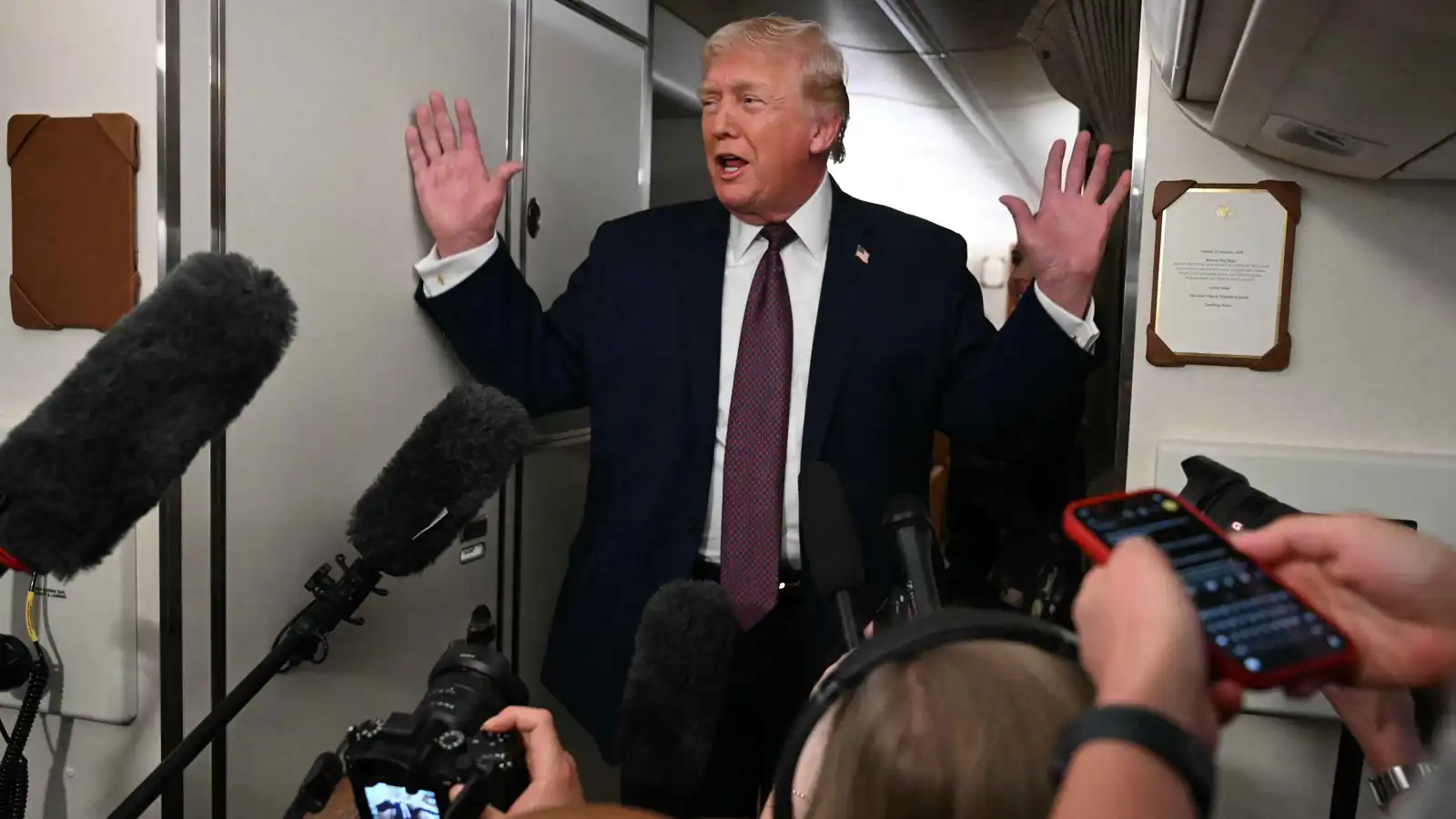 "سؤال غبي".. ترامب يهاجم مراسلة CNN على متن الطائرة الرئاسية (فيديو)