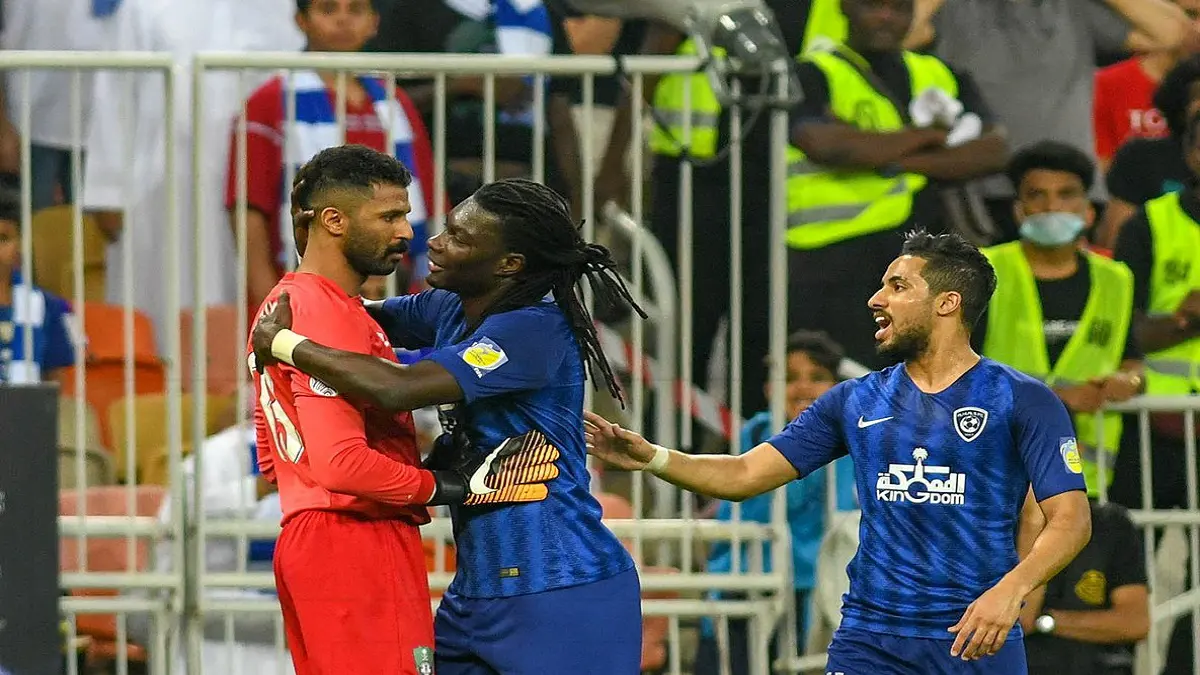 هل يقرر محمد العويس فسخ تعاقده مع النادي الأهلي السعودي؟