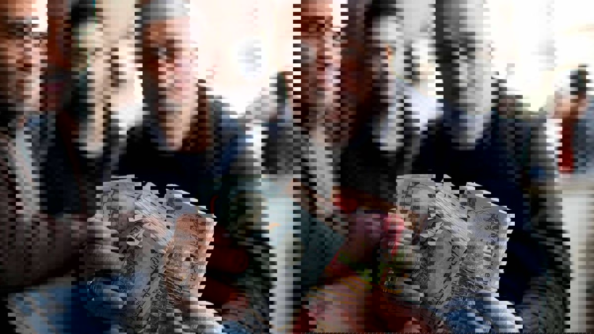 المستوى الأقل منذ سقوط صدام.. ضجة في العراق بسبب انهيار قيمة الدينار