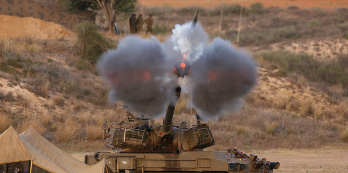 إسرائيل تقصف موقعًا عسكريًا وسط قطاع غزة