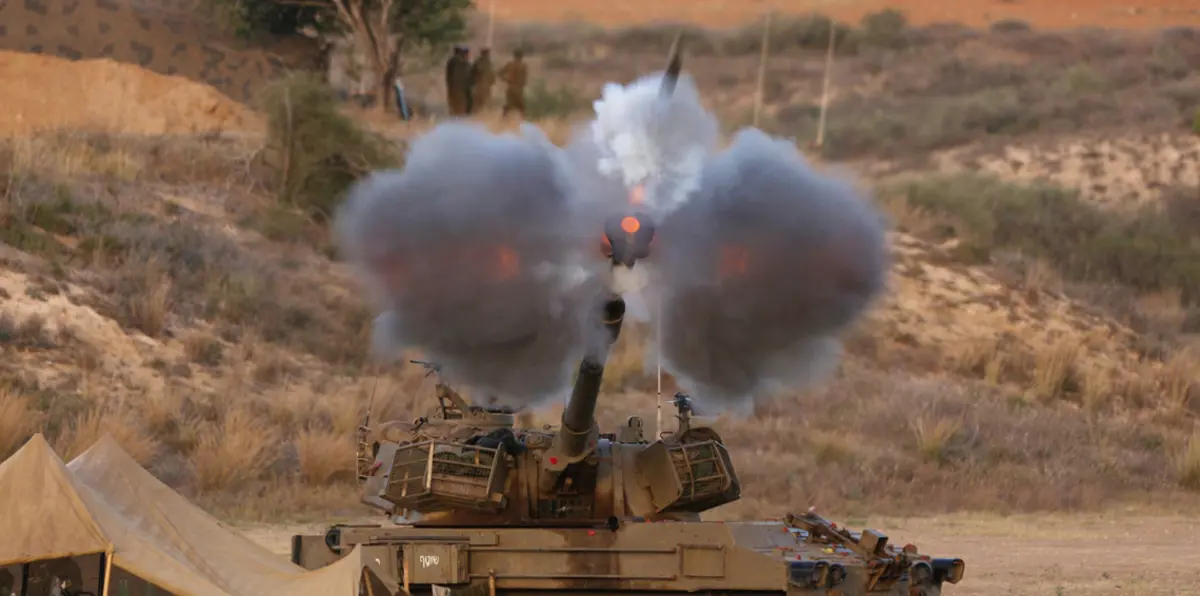 إسرائيل تقصف موقعًا عسكريًا وسط قطاع غزة