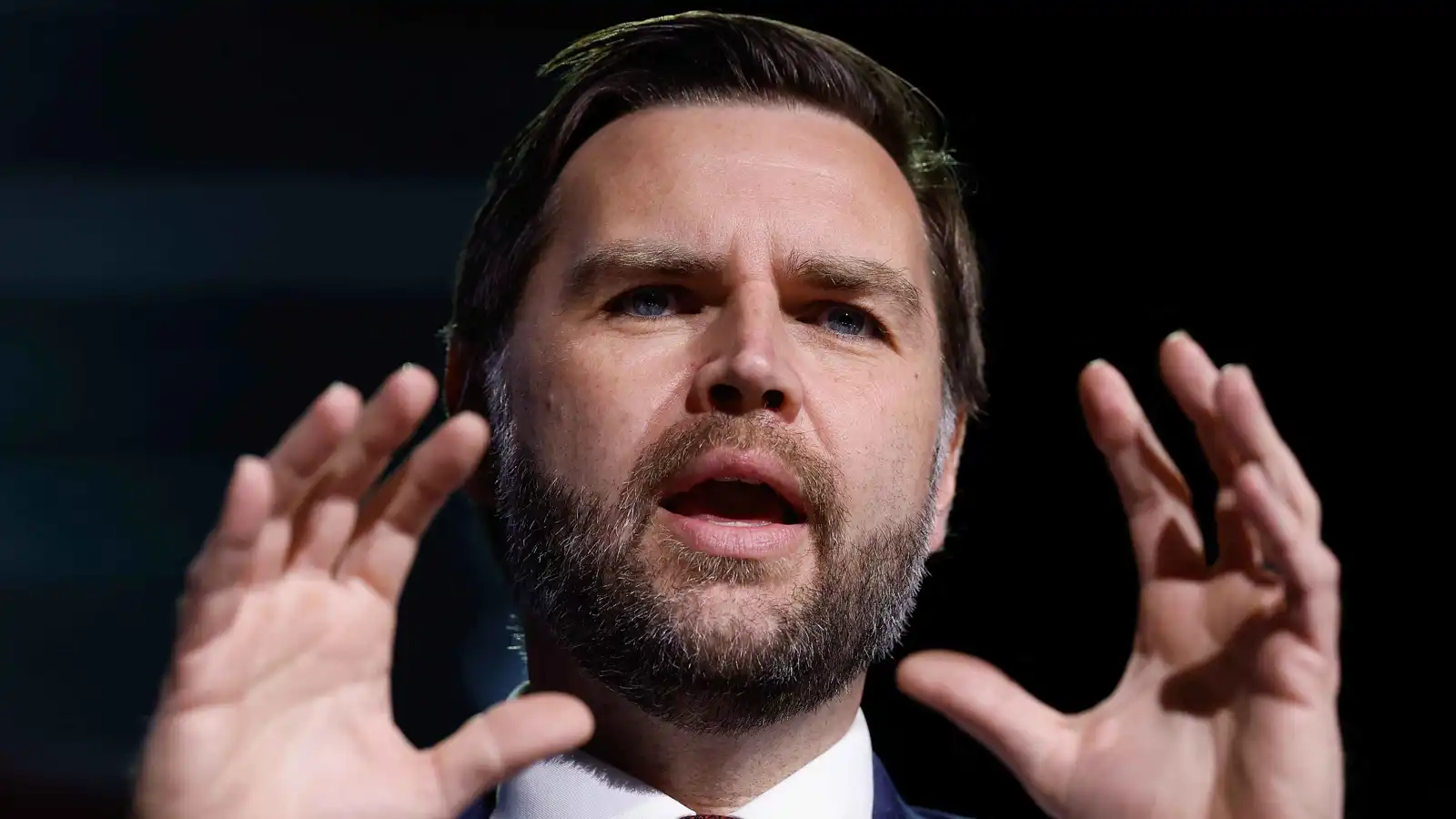 الغارديان: هل يبقى فانس "كبش فداء" أم ينقلب على "الملك المجنون"؟