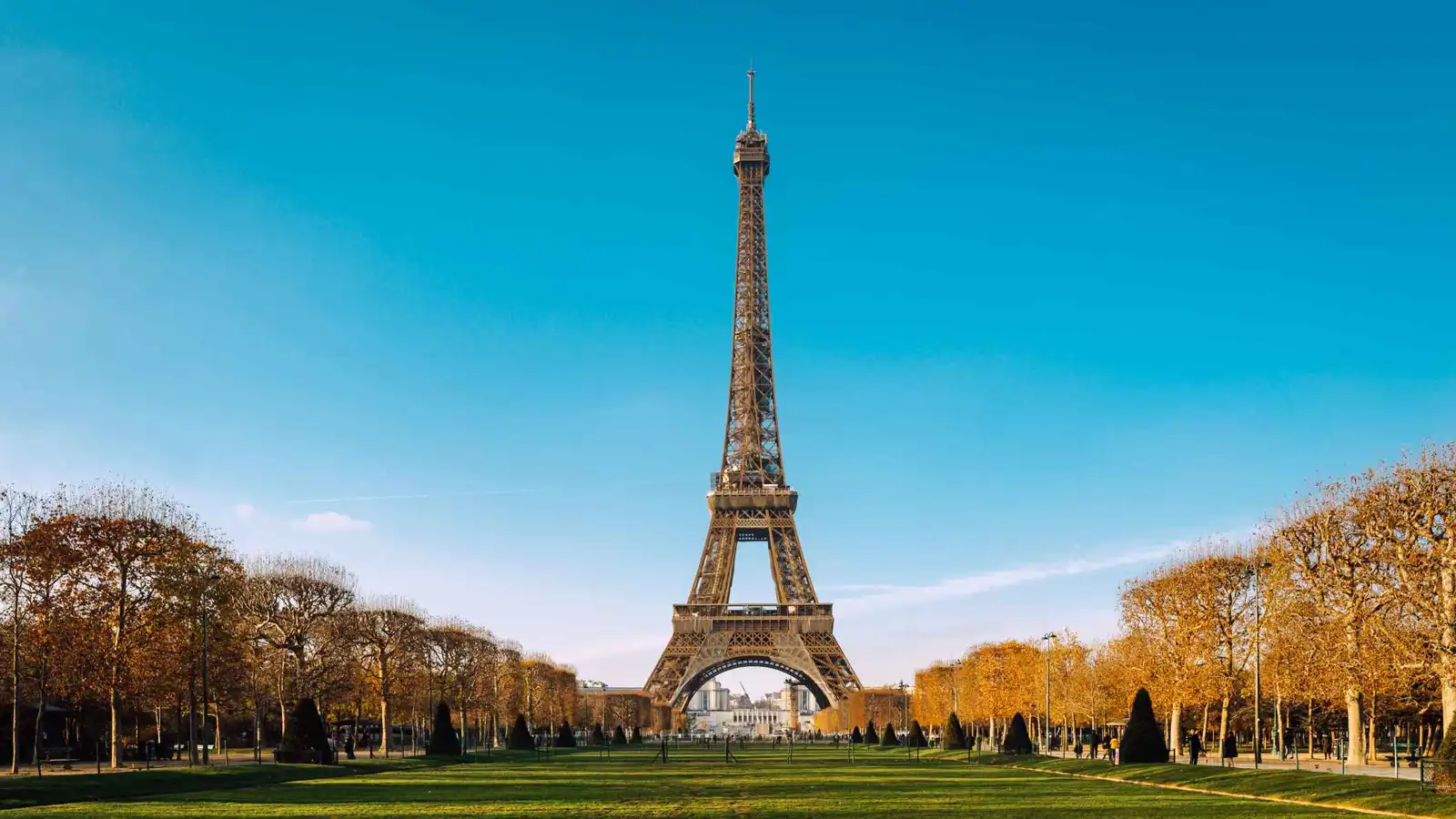 القبض على 3 أشخاص بعد قفزة مظلية من برج إيفل