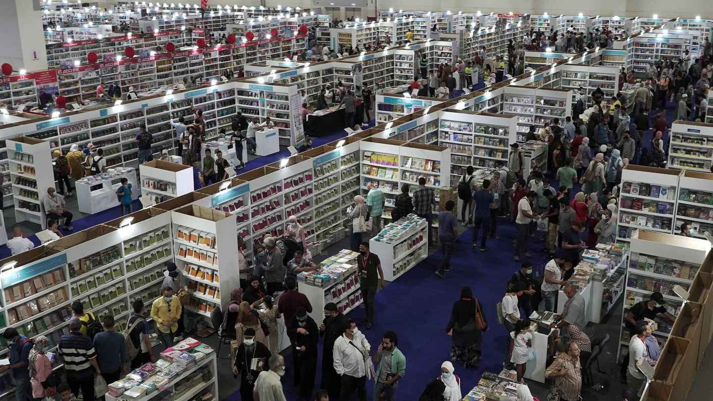 معارض الكتب العربية.. "لسنا قراء لكنه أضعف الإيمان" (صور)