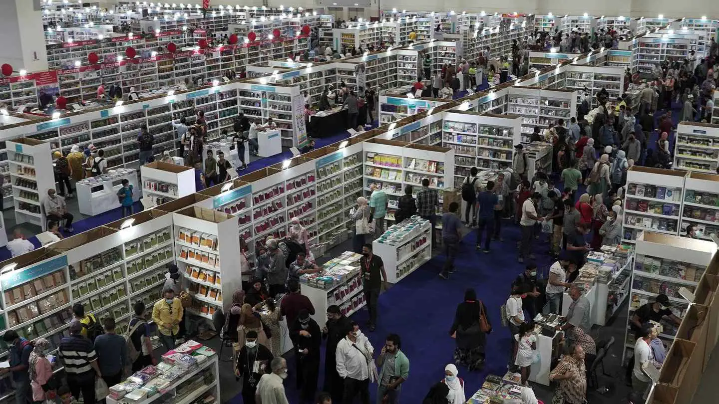 معارض الكتب العربية.. "لسنا قراء لكنه أضعف الإيمان" (صور)