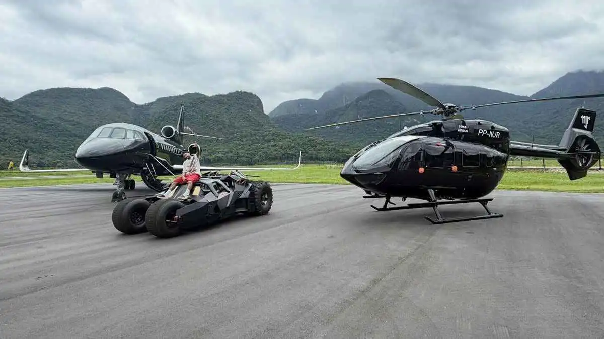 بسيارة "باتمان" وطائرته الخاصة.. نيمار يستعرض أسطوله المذهل (فيديو)