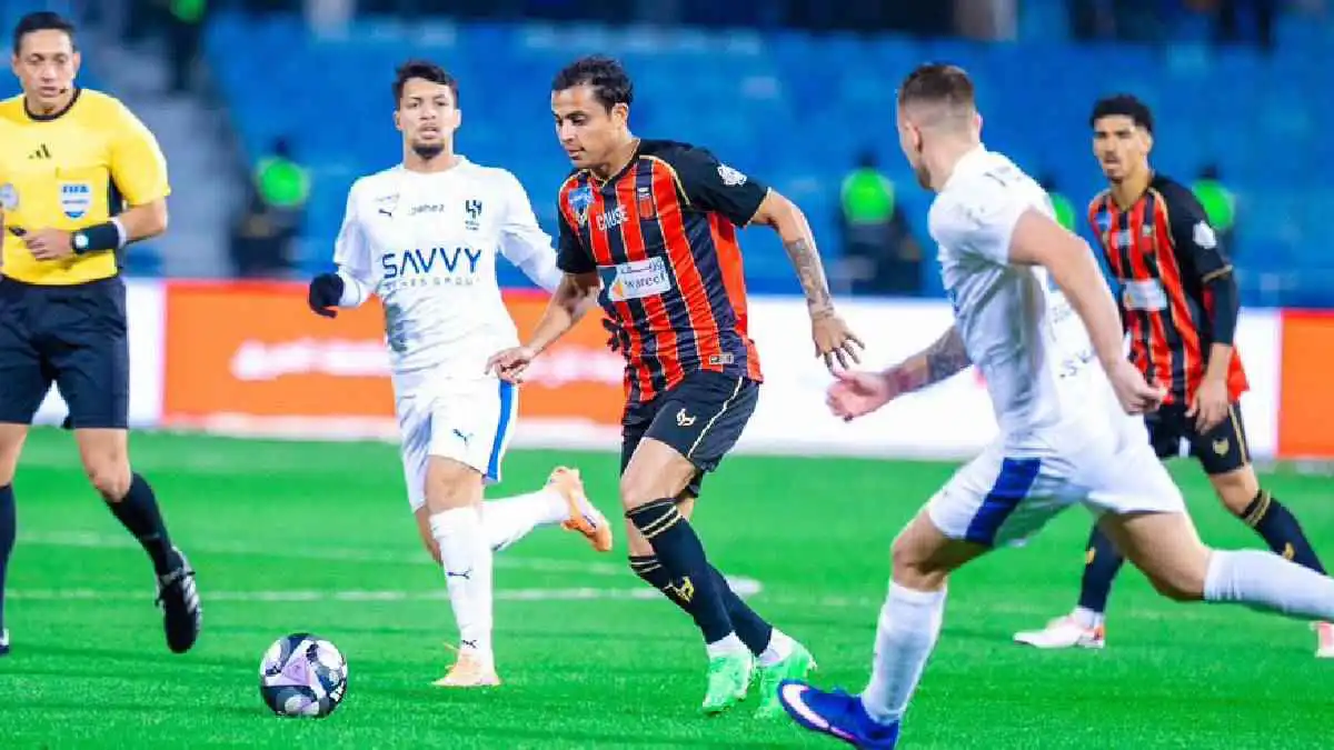 رد فعل مفاجئ من نجم الهلال تجاه شقيقه بعد طرده في مواجهة الرياض (فيديو)