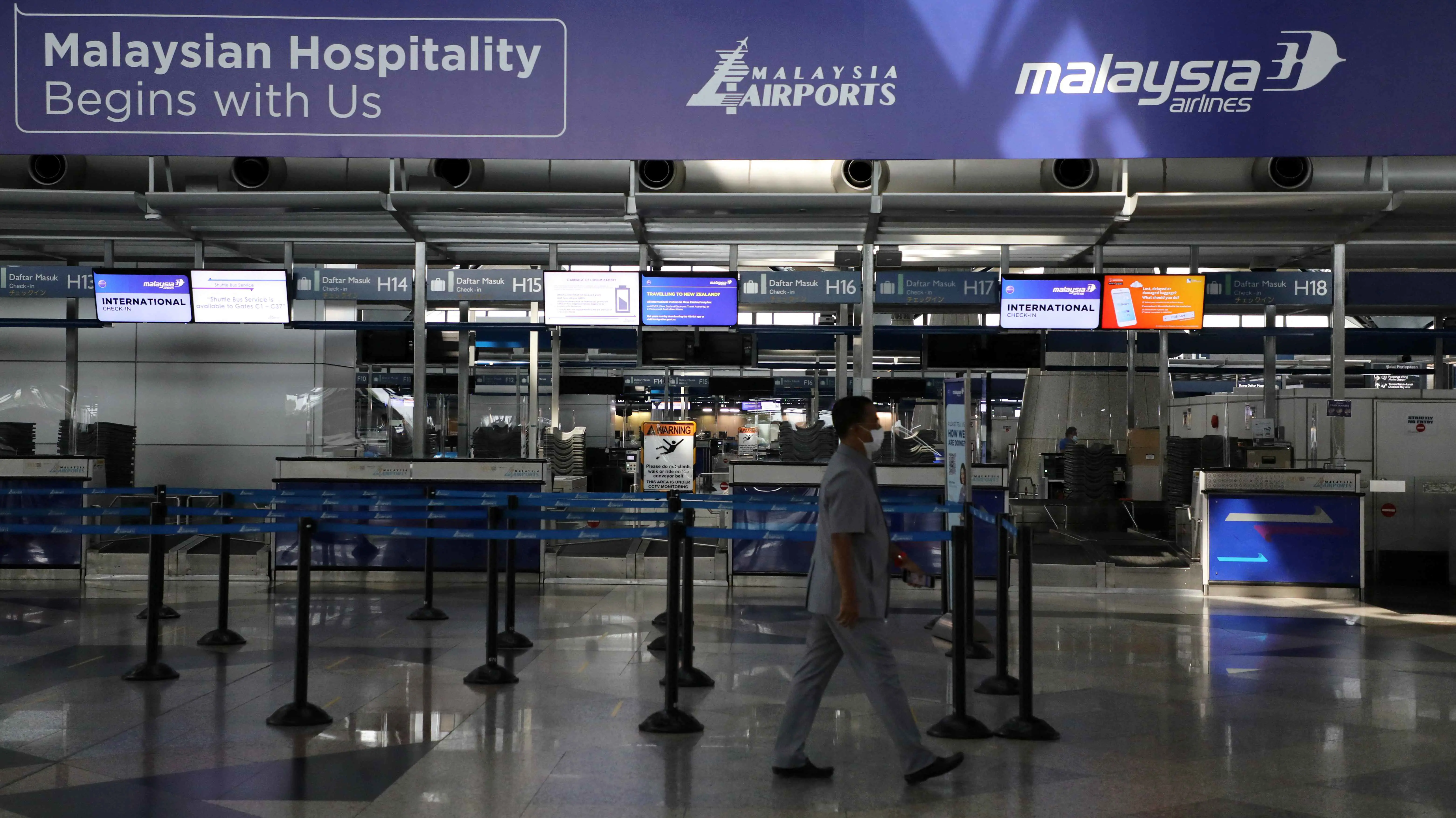 تسرب كيميائي في مطار كوالالمبور يوقع عشرات الإصابات