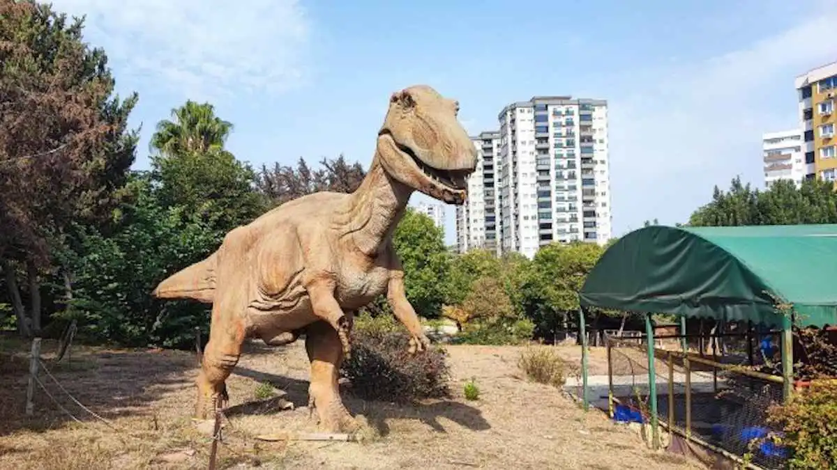 تركيا.. نزاع قضائي يهدد تماثيل ديناصورات عملاقة بالانقراض (فيديو)