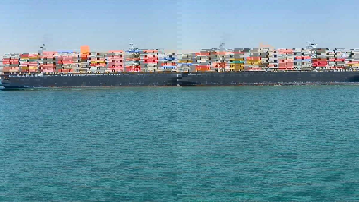 جنوح مؤقت لسفينة ترفع علم سنغافورة في قناة السويس