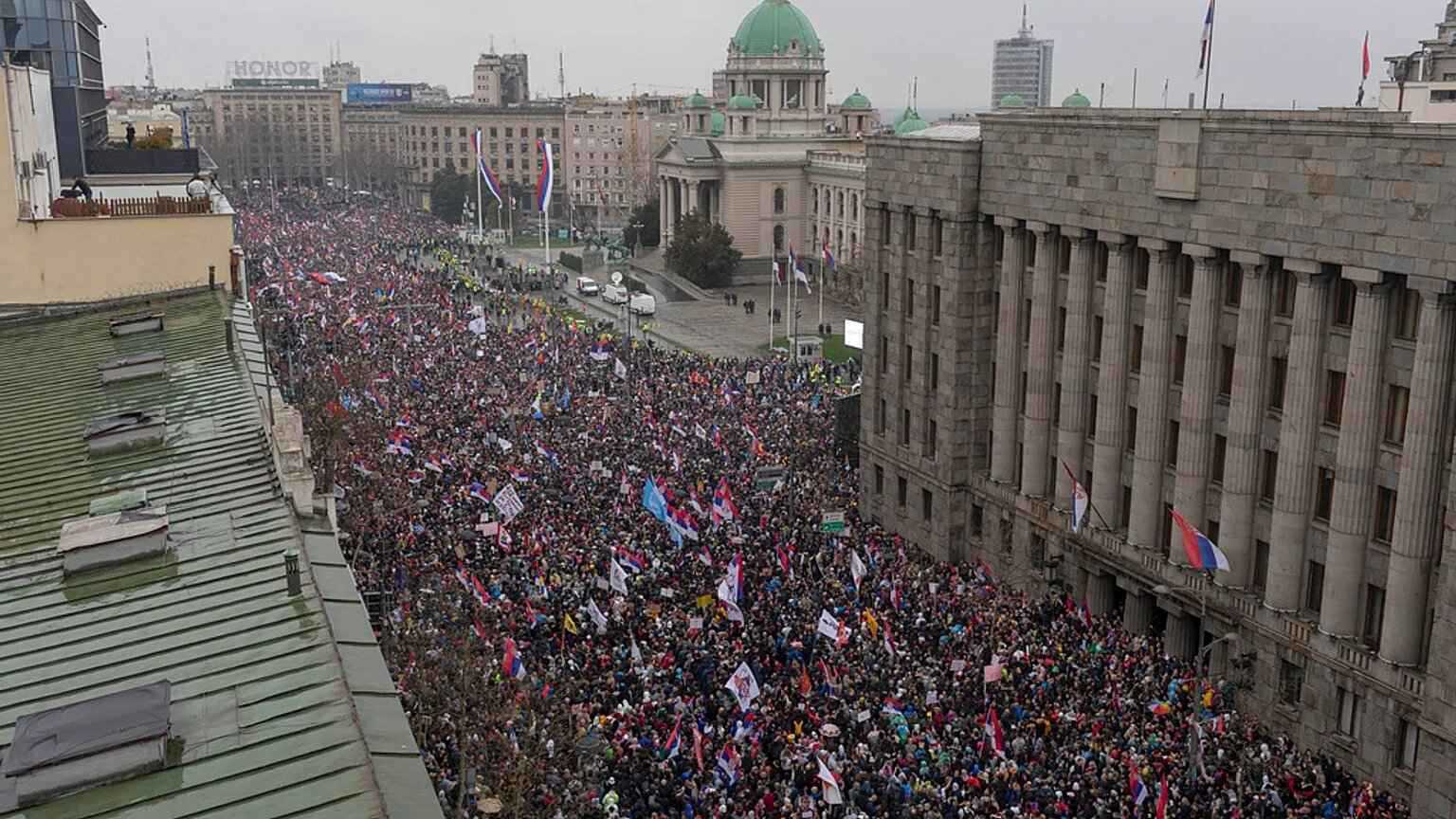 تظاهرات متوازية في صربيا بين محتجين ومعسكر مؤيدي فوتشيتش