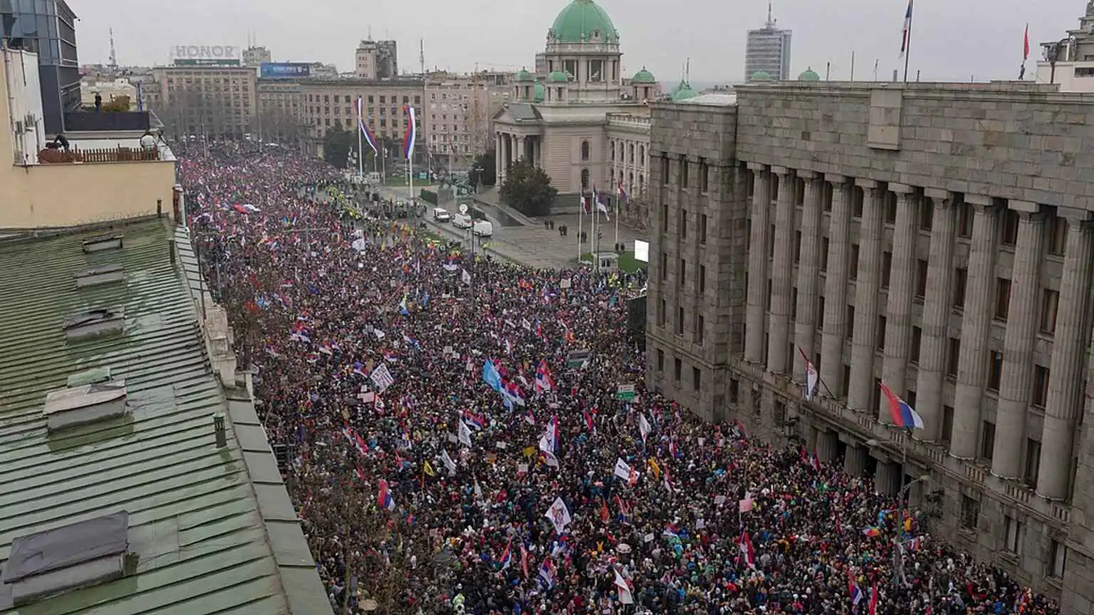 تظاهرات متوازية في صربيا بين محتجين ومعسكر مؤيدي فوتشيتش