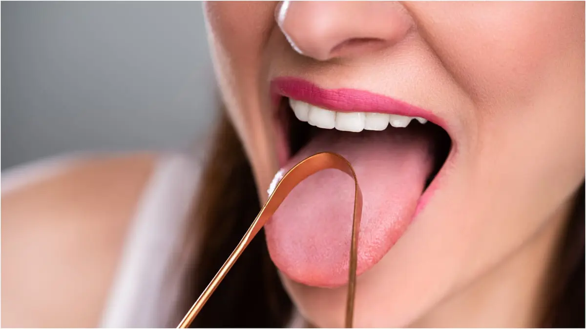تيك توك تريند.. تجريف اللسان هل يمنع أمراض الفم والأسنان فعلا؟