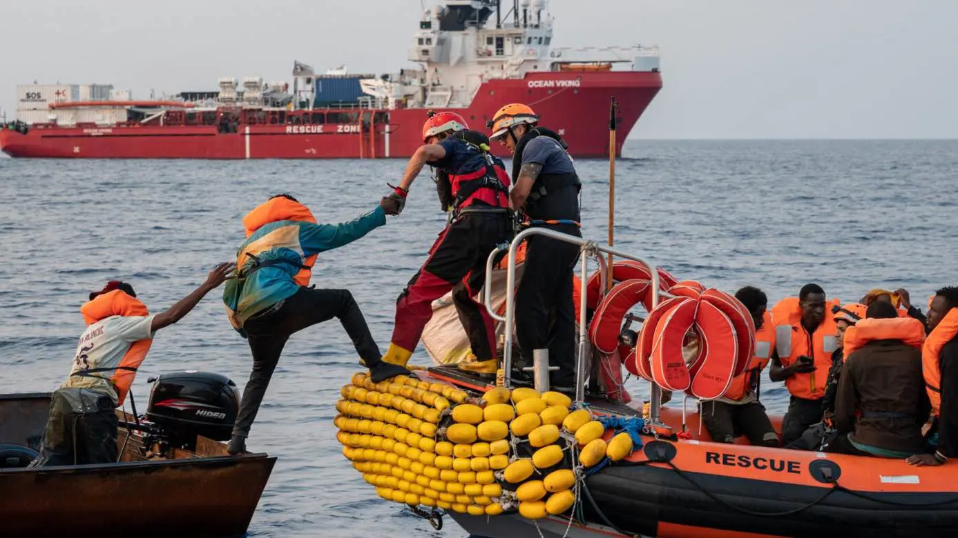 "بينهم رضيع".. إنقاذ 108 مهاجرين قبالة السواحل الليبية