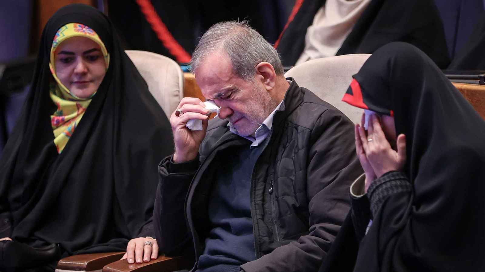 تصرف لبزشكيان يثير موجة انتقادات (فيديو)