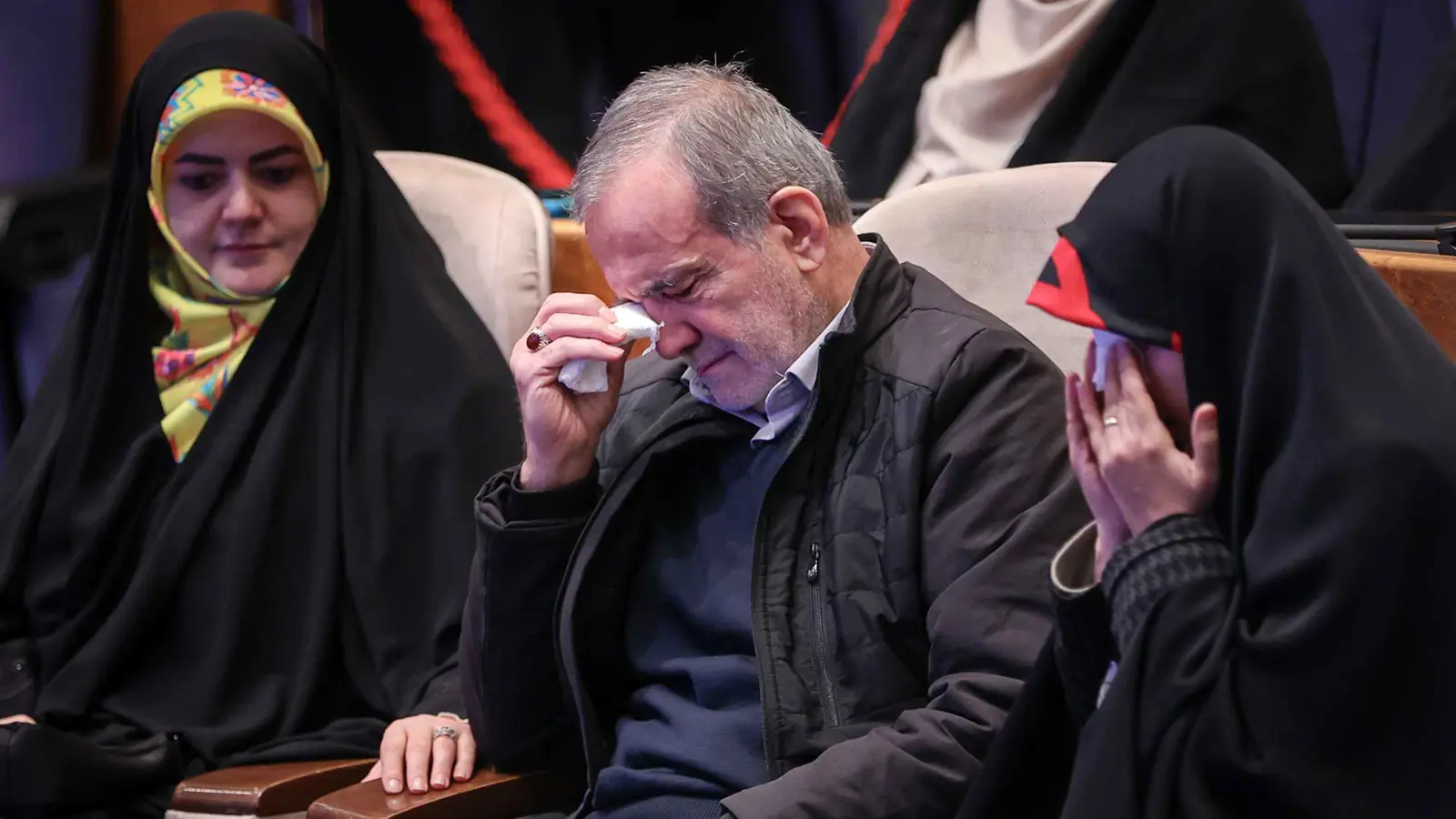 تصرف لبزشكيان يثير موجة انتقادات (فيديو)