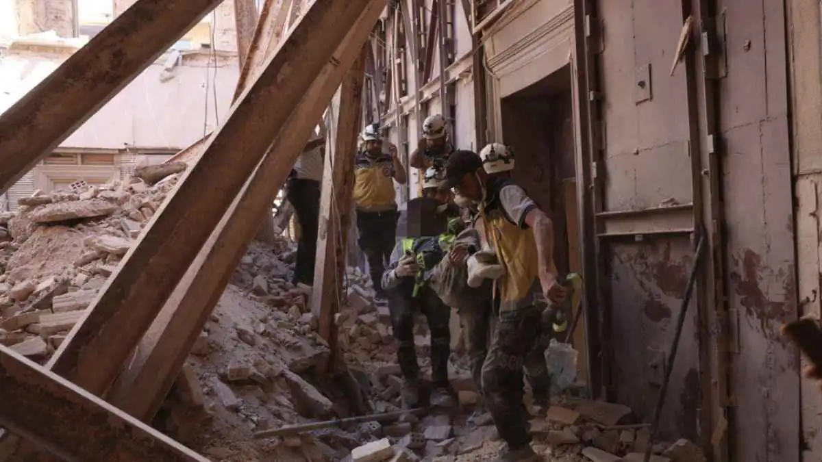 انتشال جثتين من تحت أنقاض مبنى الداخلية السورية