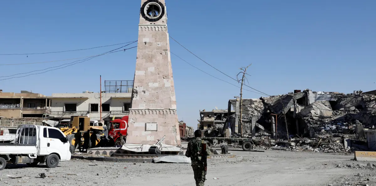 في الرقة المدمرة.. كتيبات وقصاصات وشعارات من بقايا ماكينة داعش الدعائية