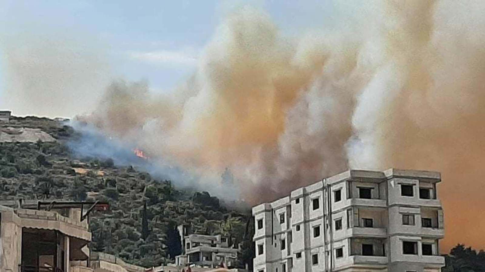 لليوم الرابع.. حرائق جبال مصياف تستعر ومخاوف من تمددها