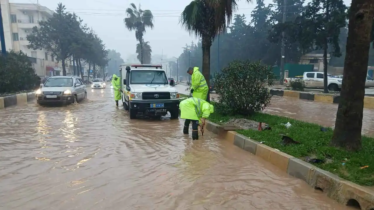 مصرع 3 وإصابة العشرات في سيول وفيضانات إدلب واللاذقية (فيديو)