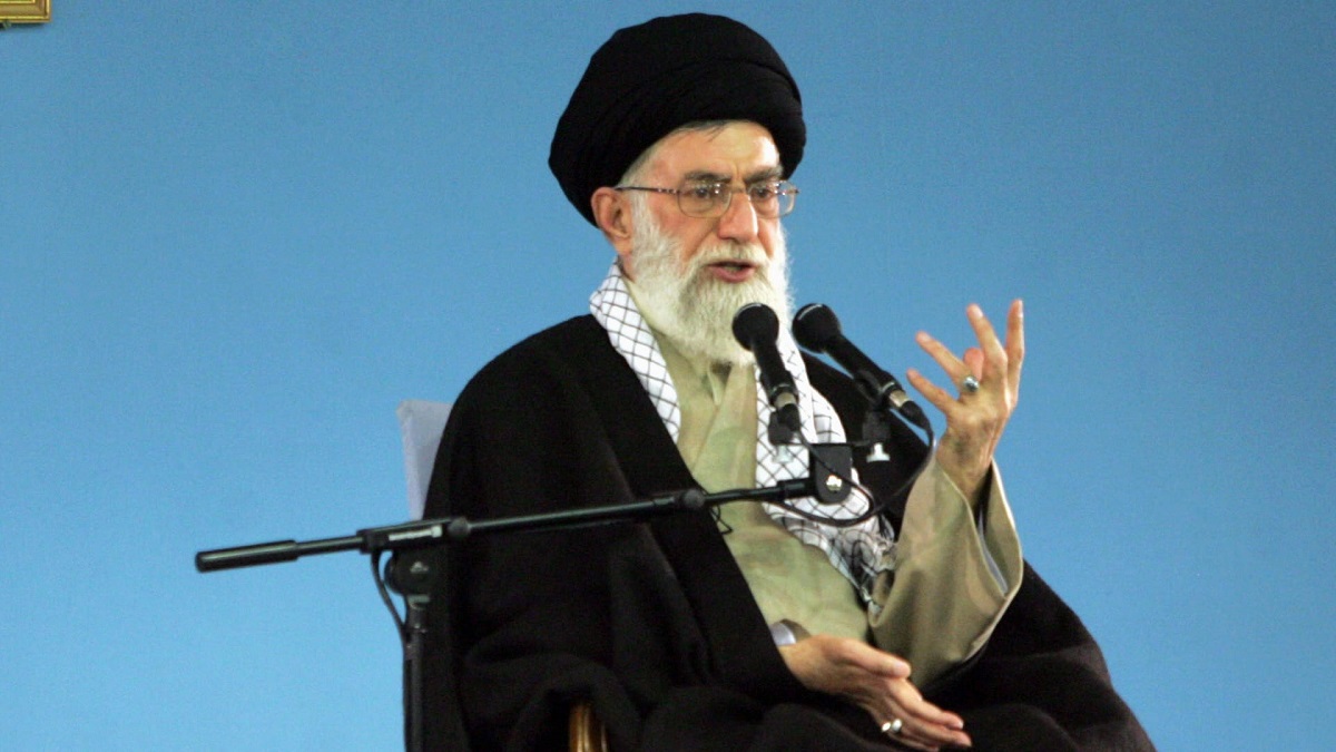 دون أن يسميه.. خامنئي يهاجم ظريف ويعتبر تسريباته متناغمة مع موقف واشنطن