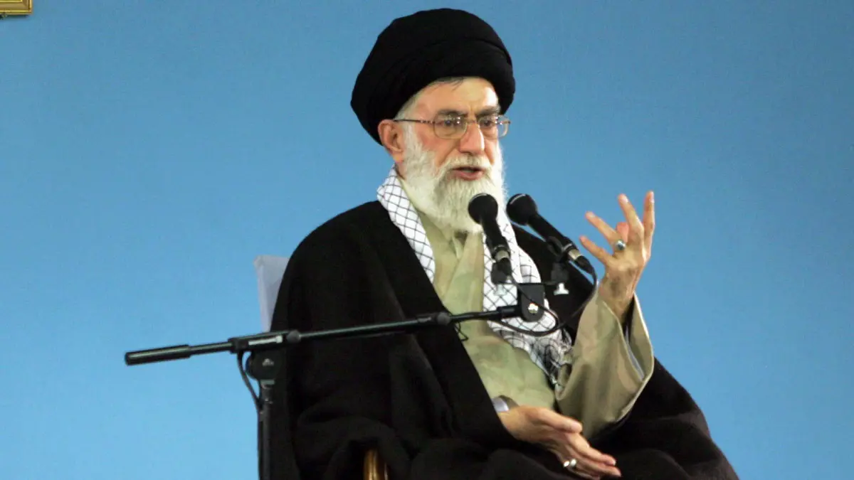 دون أن يسميه.. خامنئي يهاجم ظريف ويعتبر تسريباته متناغمة مع موقف واشنطن