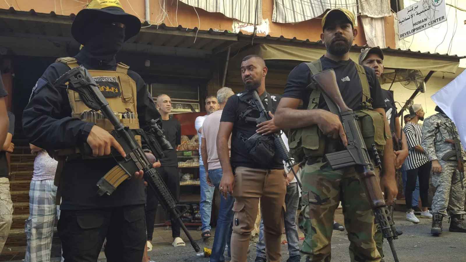 وسط توترات إقليمية.. ما سيناريوهات جمع السلاح من المخيمات اللبنانية؟