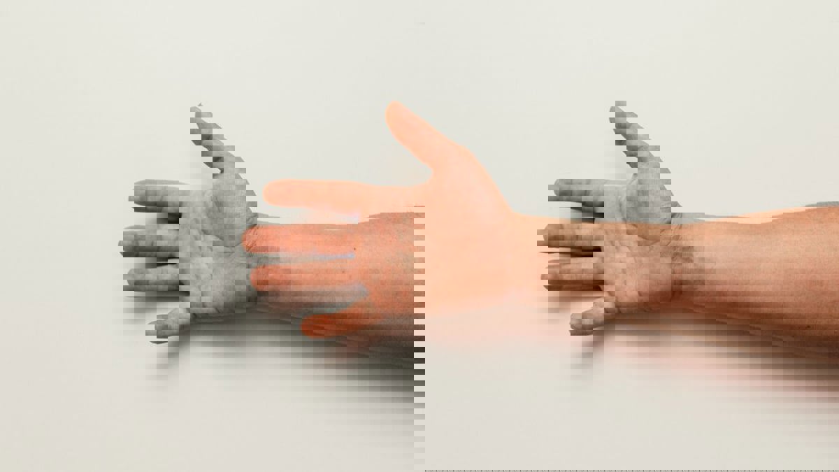 دراسة: التشنج في الذراع أو الفك يشير لارتفاع معدلات الكوليسترول