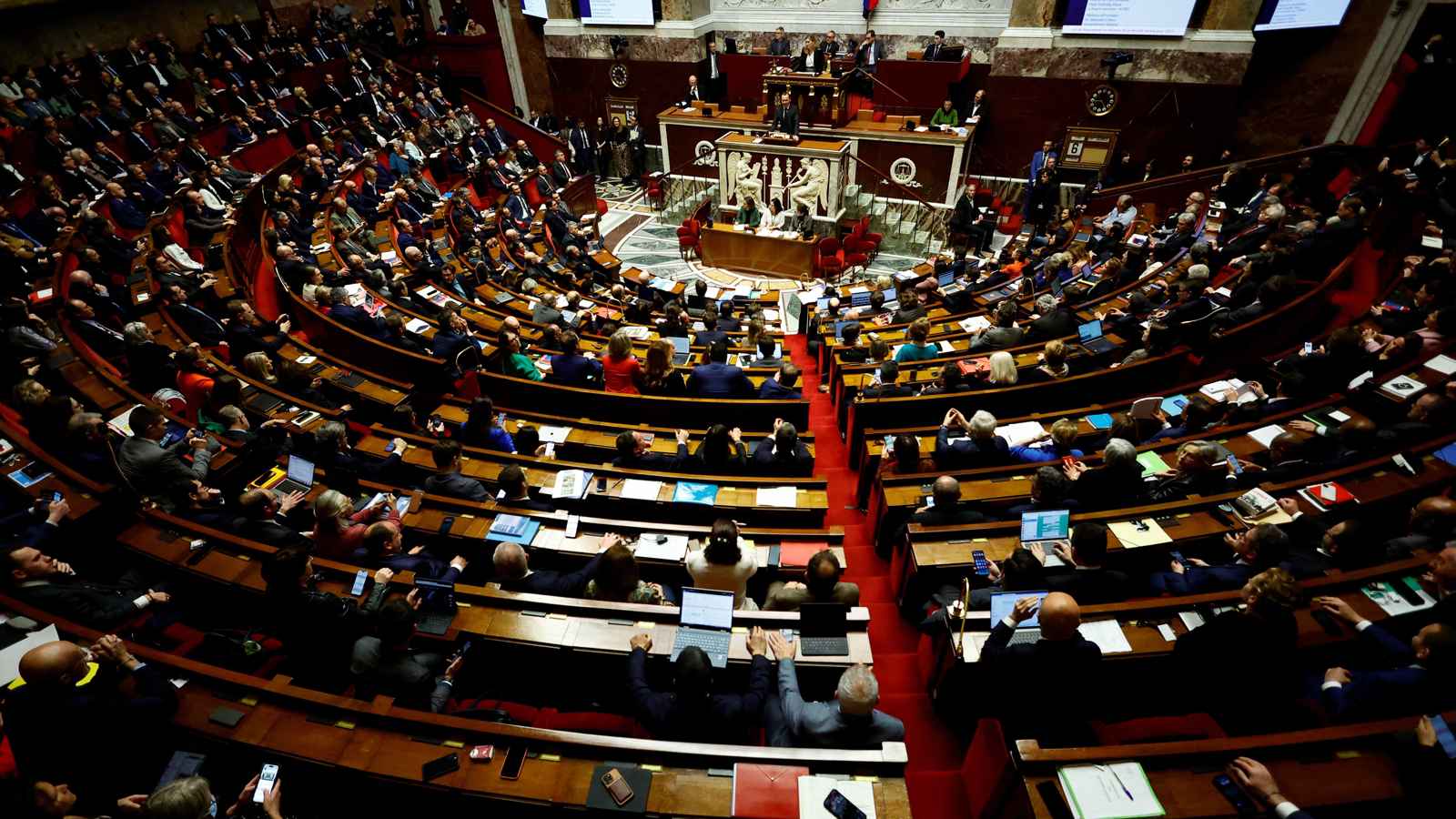 في مشهد سياسي منقسم.. بارنييه يواجه اختباراً مالياً "صعباً"