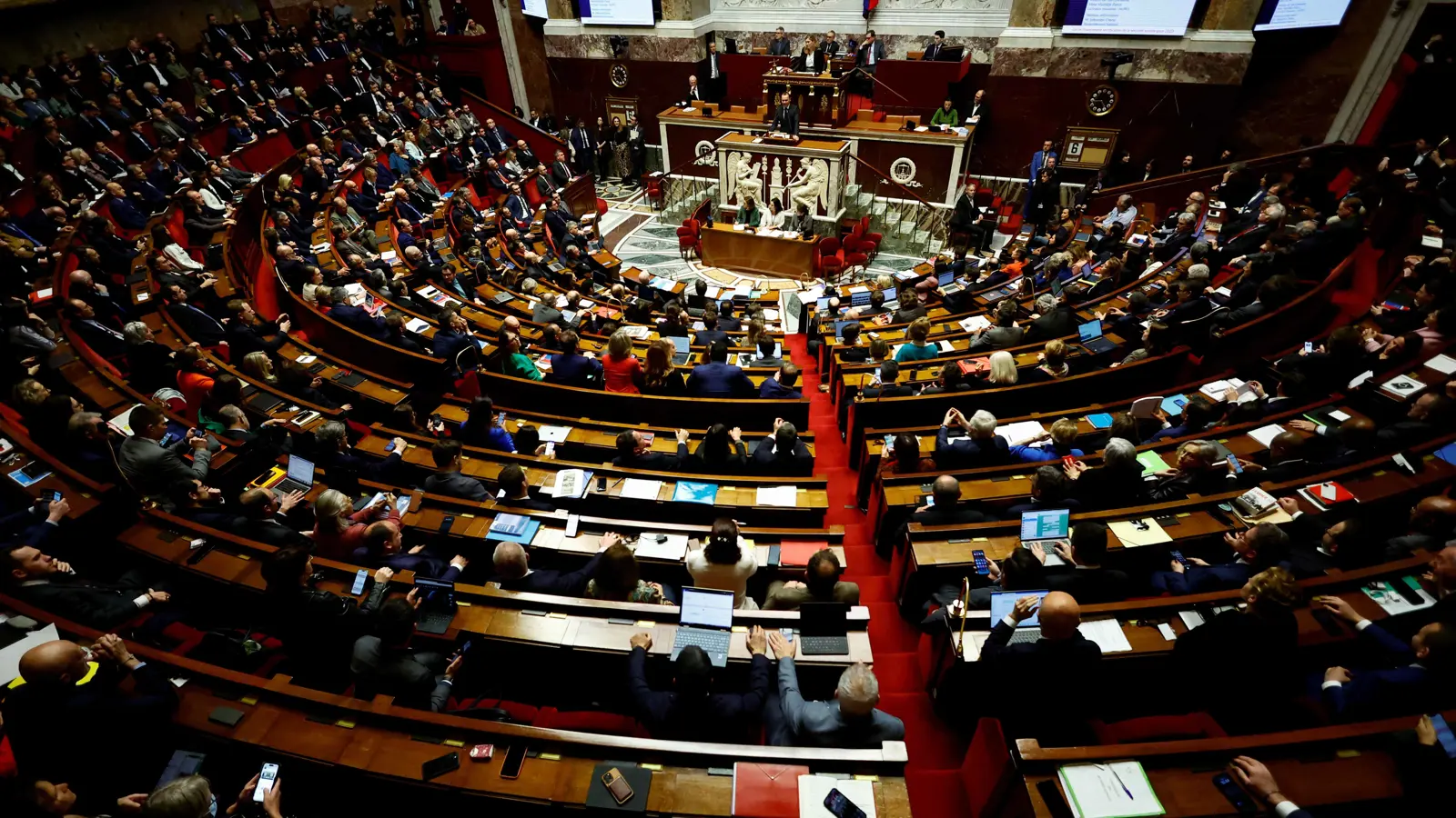 في مشهد سياسي منقسم.. بارنييه يواجه اختباراً مالياً "صعباً"