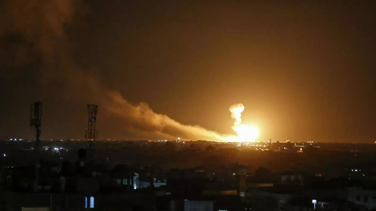 المقاتلات الإسرائيلية تقصف عدة مواقع عسكرية وسط وشرق سوريا (فيديو)