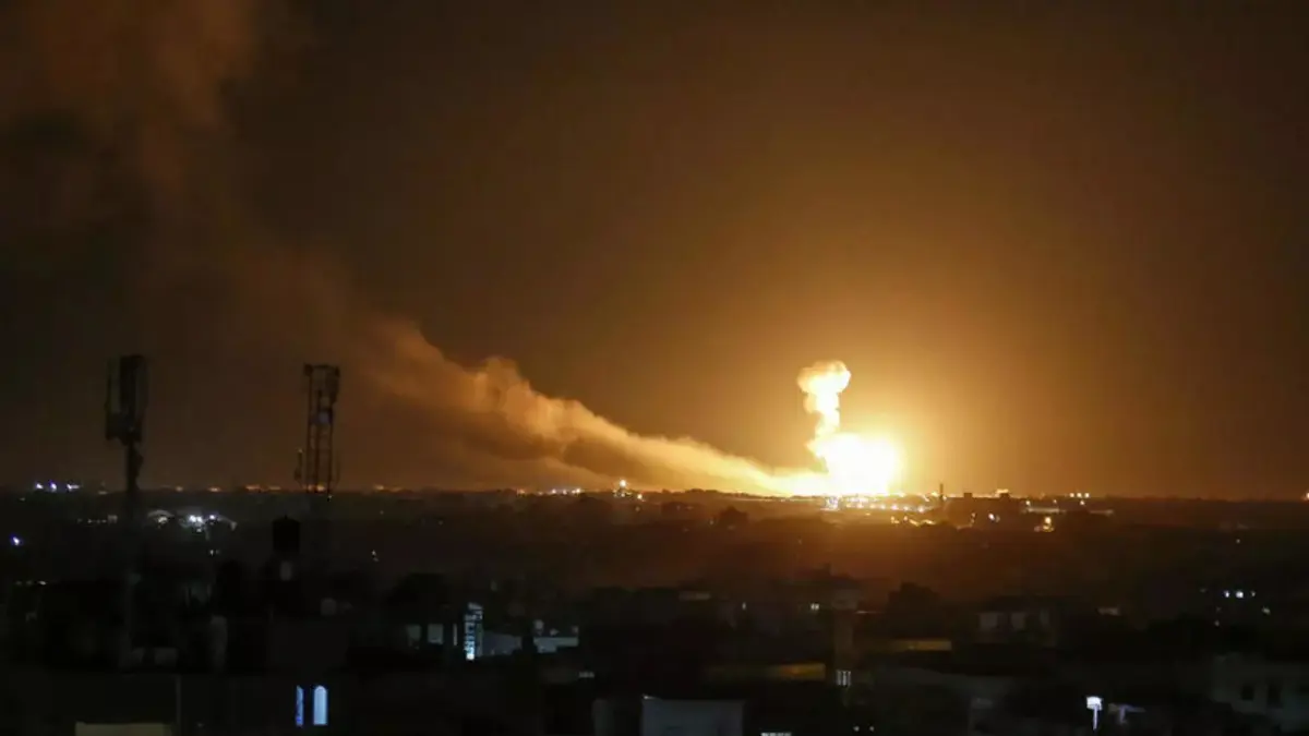 المقاتلات الإسرائيلية تقصف عدة مواقع عسكرية وسط وشرق سوريا (فيديو)