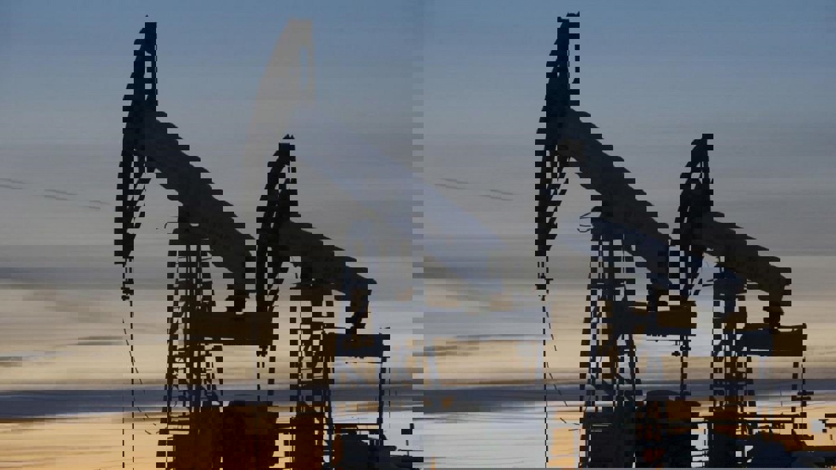 استقرار أسعار النفط وسط قلق من انخفاض الطلب وأمل في حزمة دعم أمريكية