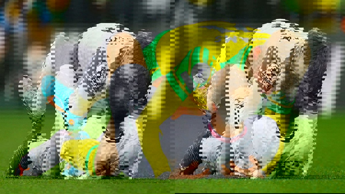 بعدما كاد أن يشتبك معه.. ويليامز لاعب نوريتش سيتي يحتضن إريكسن (فيديو)