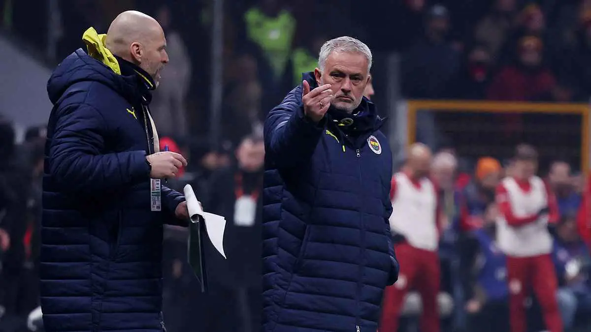 يستخدم الفوتوشوب لإظهار عضلاته.. مورينيو يشن هجوما على لاعب الأهلي السعودي