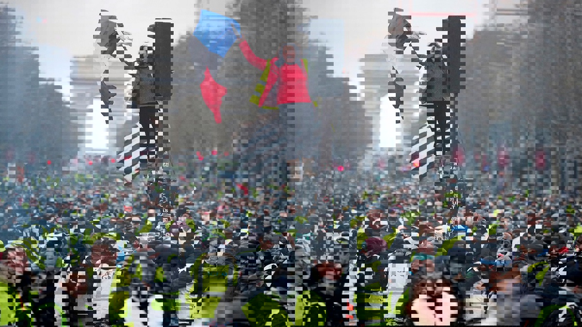 باريس.. 10 جرحى في مواجهات بين الشرطة و"السترات الصفراء" (فيديو)