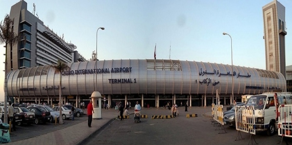 10 خناجر "دبلوماسية" قادمة من اليمن تثير أزمة بمطار القاهرة