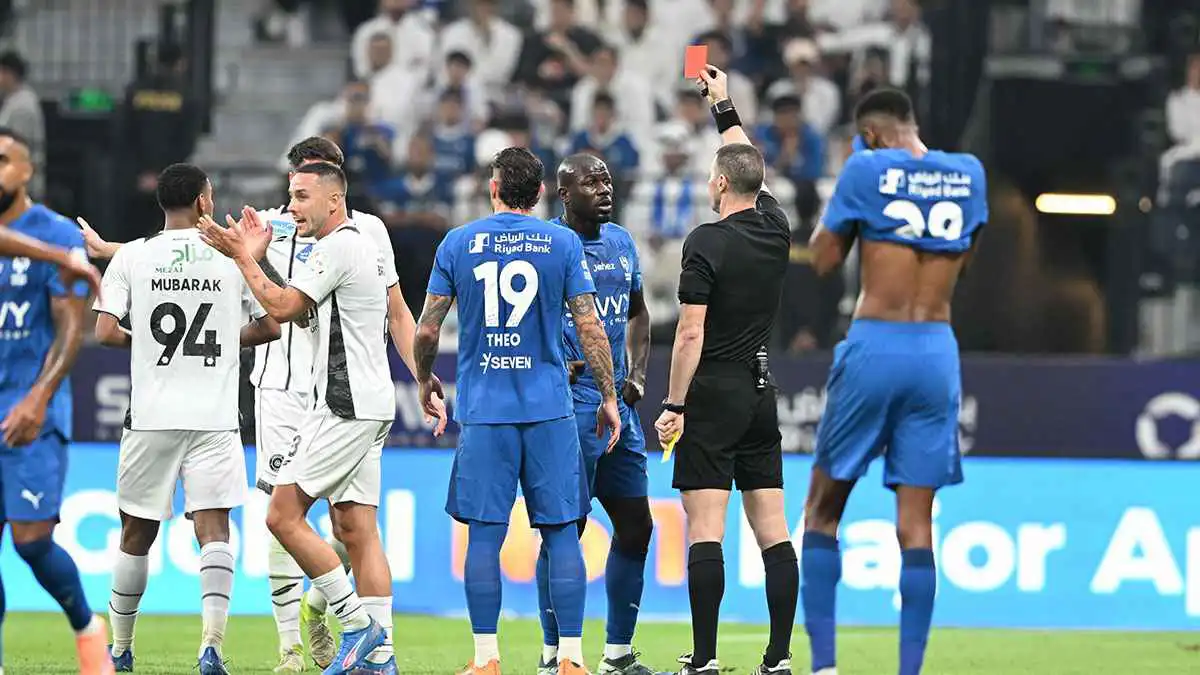 كوليبالي "يفجر" غضب إنزاغي في مباراة الهلال والشباب (فيديو)
