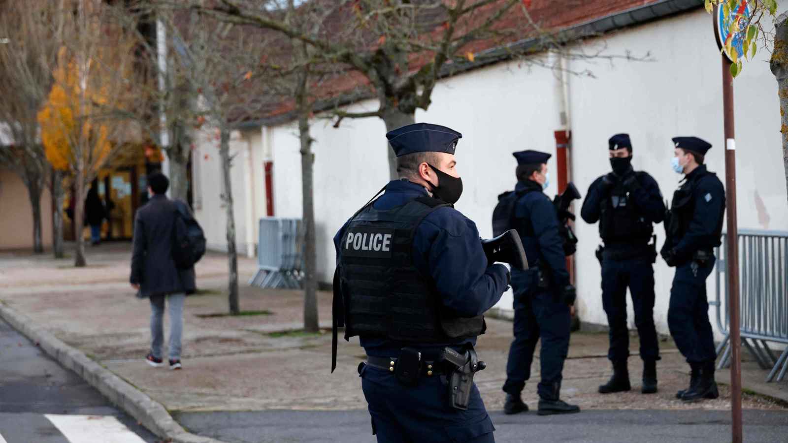 الكشف عن تفاصيل جديدة بحادثة طعن شاب داخل مسجد في فرنسا